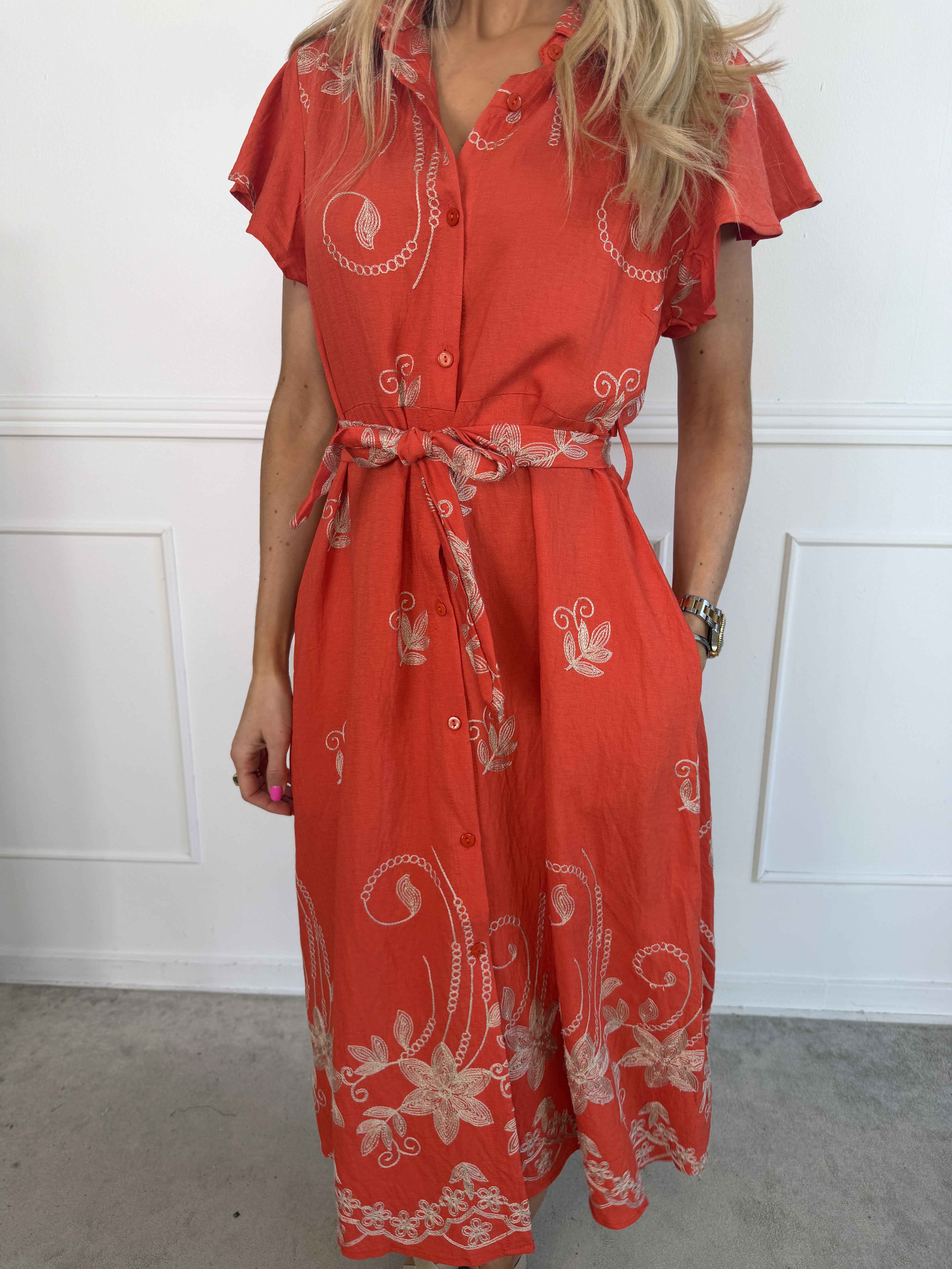 Marianne - Skjortklänning i viskos med broderade detaljer och volangärmar.